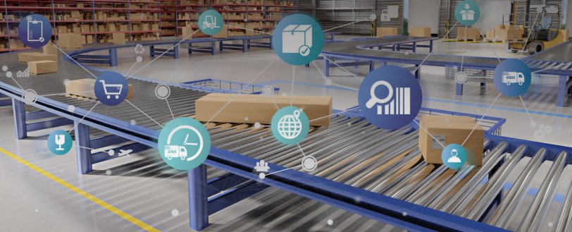 Lager og logistikkmiljø med transportbånd og pakker